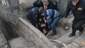 Eşine bıçak çekip evi ateşe verdi