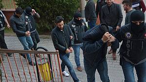 Evde uyuşturucu alemine polis baskını