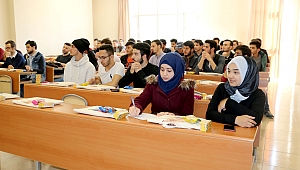 KBÜ’de TÖMER öğrencilerine burs ve kırtasiye desteği