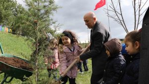 Minik öğrenciler kampüse fidan dikti
