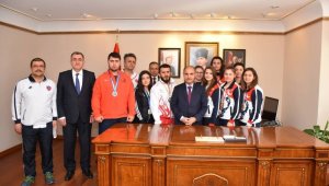 Şampiyon sporculardan Vali Aktaş'a ziyaret