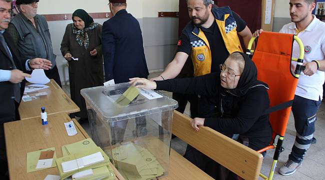 Ambulanslarla oy kullanmaya gittiler