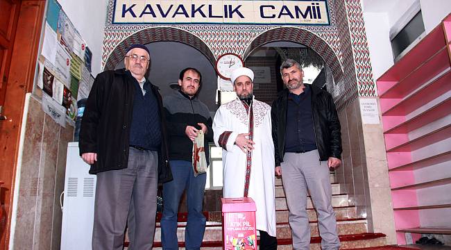 Çevreci imam cemaatine çevre temizliğini aşılıyor