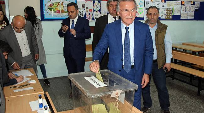 Eski TBMM Başkanı Şahin oyunu kullandı