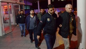 FETÖ'den aranan 3 'abi' saklandıkları evde yakalandı