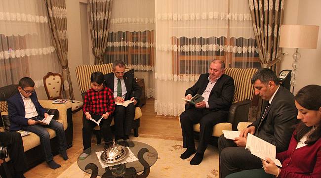 Kaymakam,önce maaşından 2bin TL bağışladı sonra vatandaşla birlikte kitap okudu