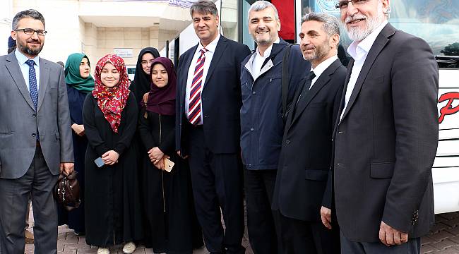 Öğrenciler , dualarla Umre'ye uğurlandı