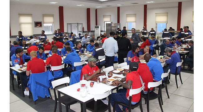 Karabüksporlu futbolcular işçilerle bir araya geldi