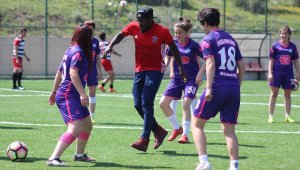 Karabüksporlu futbolculardan spor lisesine ziyaret