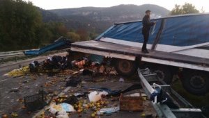Meyve yüklü tır devrildi: 3 yaralı