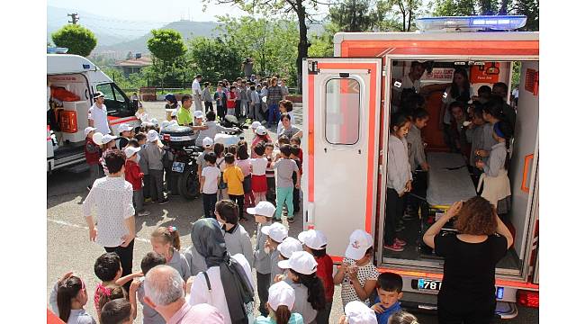 Minik öğrenciler 'Yaşama Yol Verdi'
