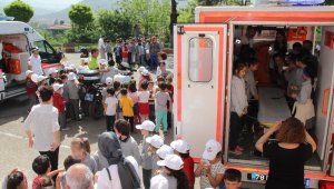 Minik öğrenciler 'Yaşama Yol Verdi'