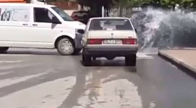 Patlayan su borusunu sürücüler oto yıkamaya çevirdi
