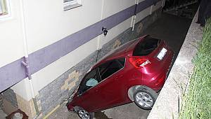 Acemi kadın sürücü otomobil ile apartmanın bahçesine düştü