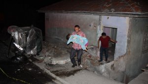 Babalarından izinsiz kaçırdıkları otomobille eve çarptılar