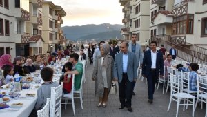 Vali Aktaş, TOKİ sakinleri ile iftarda buluştu