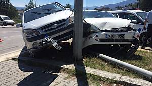 Kavşakta iki otomobil çarpıştı: 3 yaralı