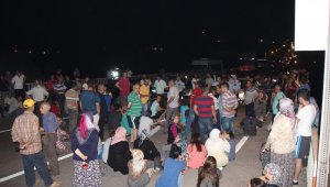 Köylüler gece yarısı yol kapattı