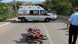 Motosiklet kamyonete çarptı: 2 yaralı