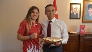 Vali Çeber, Avrupa ikincisi Çağla Aluç'u kabul etti.