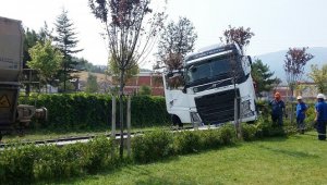 Kardemir'de yük treni tıra çarptı: 2 yaralı