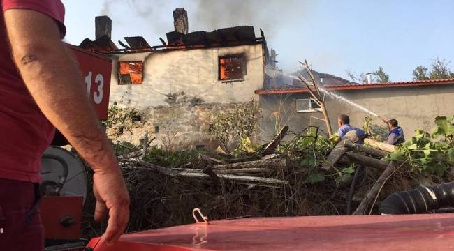 Eflani'de 2 katlı ev yandı