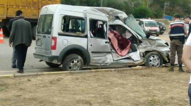 Kamyon ile hafif ticari araç çarpıştı: 1 Ölü
