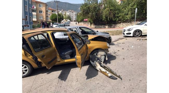 Zincirleme trafik kazası: 2 yaralı