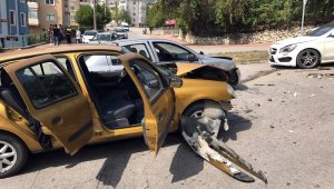 Zincirleme trafik kazası: 2 yaralı