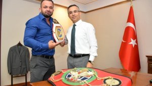 Muay Thai Şampiyonundan Vali Çeber'e ziyaret