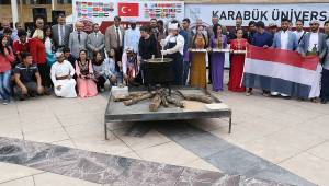 Öğrenciler kampüste bir kazan aşure kaynattı