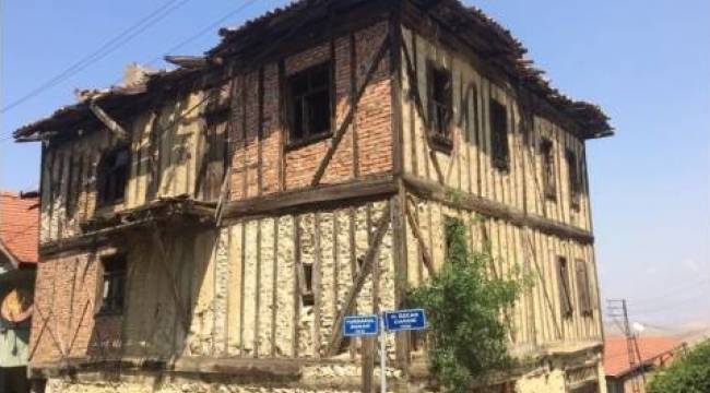 Tarihi Ev Tehlike Saçıyor