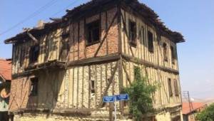 Tarihi Ev Tehlike Saçıyor