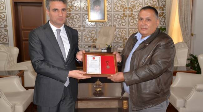 Türk Silahlı Kuvvetlerini Güçlendirme Vakfı'na Bağış Yapan Vatandaşa Madalya