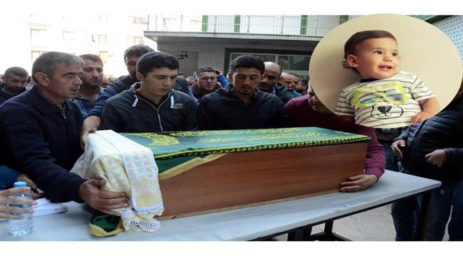 Elma diliminin nefes borusunu tıkaması nedeniyle ölen bebek son yolculuğuna uğurlandı