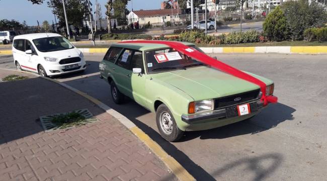 Emine Teyzenin bağışladığı otomobil Kızılay yararına satılacak