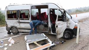İşçileri taşıyan minibüs devrildi: 16 yaralı