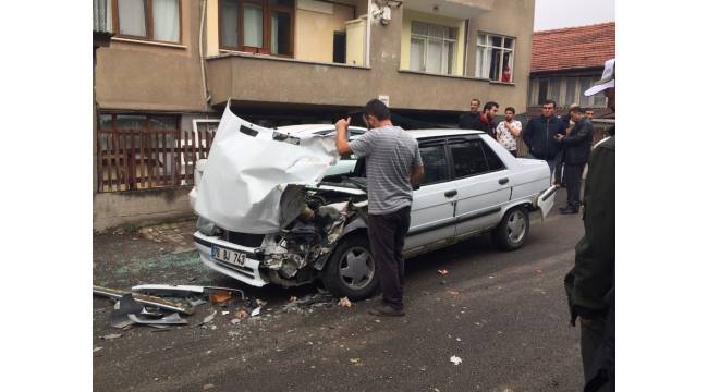 Karabük'te kamyon ile otomobil çarpıştı: 2 yaralı