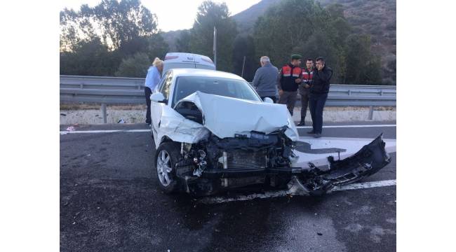 Otomobil bariyerlere çarptı