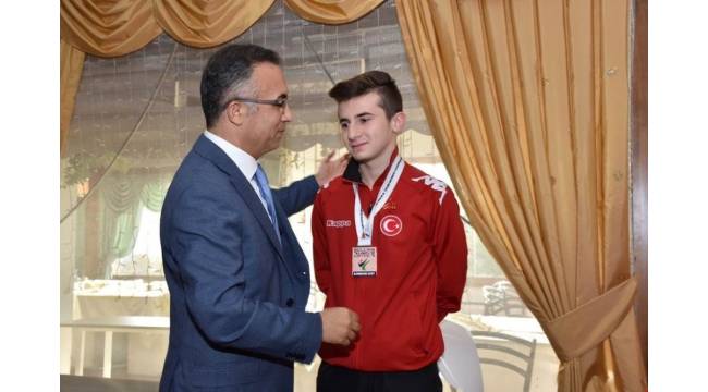 Vali Çeber, dünya üçüncüsü Özcan'ı ödüllendirdi