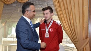 Vali Çeber, dünya üçüncüsü Özcan'ı ödüllendirdi