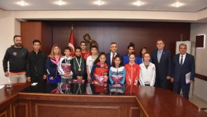 Vali Çeber, şampiyon sporcuları kabul etti
