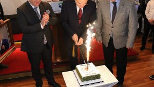 Bakan Özlü'ye doğum günü sürprizi