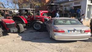 Kontrolden çıkan otomobil traktör bayisine daldı: 2 yaralı