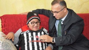 Vali Çeber'den, engelli Muhammet'e Beşiktaş forması