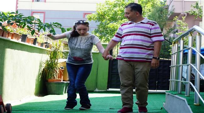Yürüyemez denilen Özge, 22 yaşında yürümeyi öğrendi