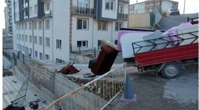 Eşya yüklü kamyonet duvara çarptı, öğrenci çatıya uçtu