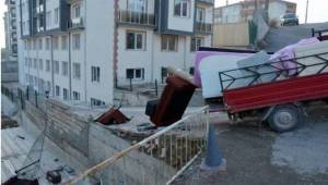 Eşya yüklü kamyonet duvara çarptı, öğrenci çatıya uçtu
