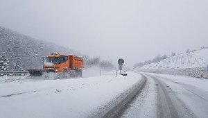 Karabük - Bartın karayolunda kar yağışı etkili oluyor