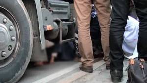 Tırın altında kalan yaşlı kadın hayatını kaybetti